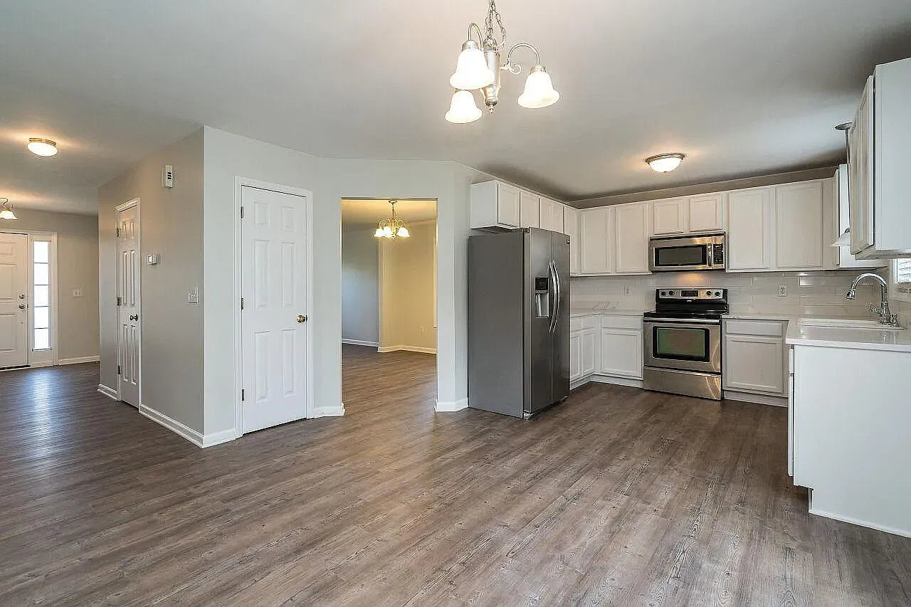 4 bed, 2.5 bath, 2569 sqft, $2,500 — Photo 4