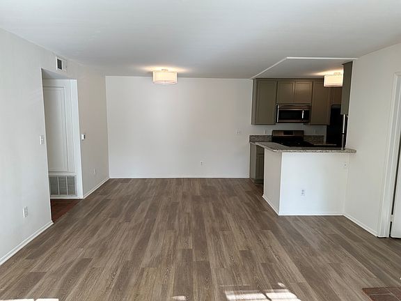 4th image of 1810 Malcolm Ave #101