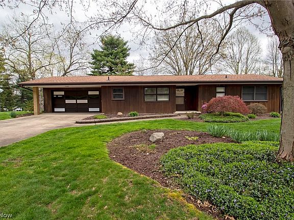 2nd image of 1527 Hawthorne Dr