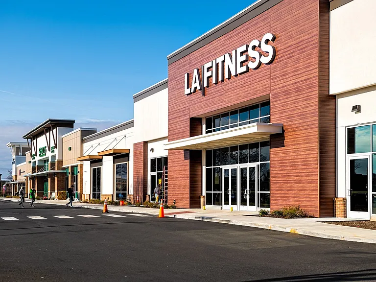 Less than 3 miles from Herndon Centre, a shopping center anchored by major tenants such as LA Fitness, Sprouts, IHOP, Cafe Rio, and Panera.