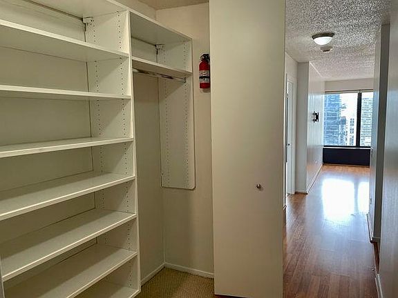 4th image of 32 E Huron St #2606