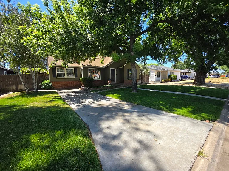 221 Oakshire Ave — Photo 2