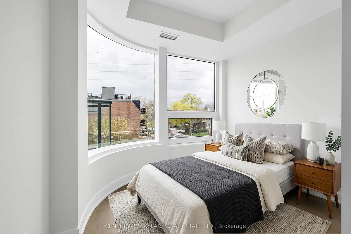 Building Photo - 322 Dupont St #204