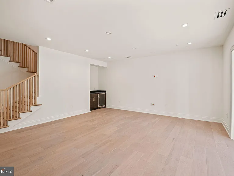 5022 Cathedral Ave NW — Photo 37