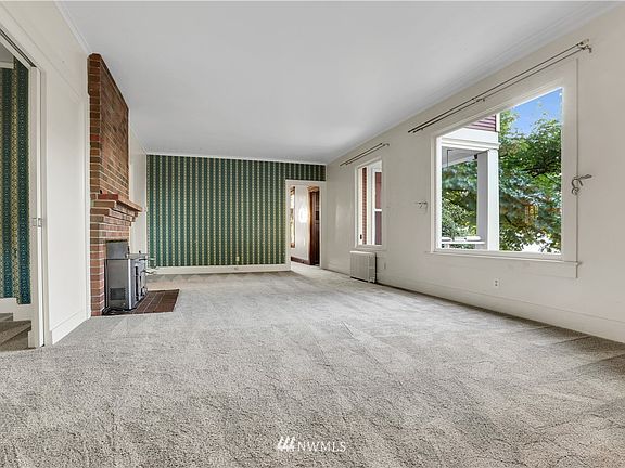 Family, living room with fireplace. Faces north. 