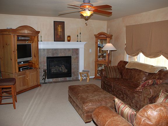 Large family rm w/fireplace