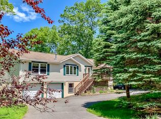 800 Remuda Ct, Hawley, PA 18428