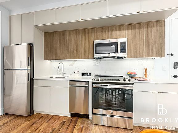 3rd image of 2715 Fulton St #208