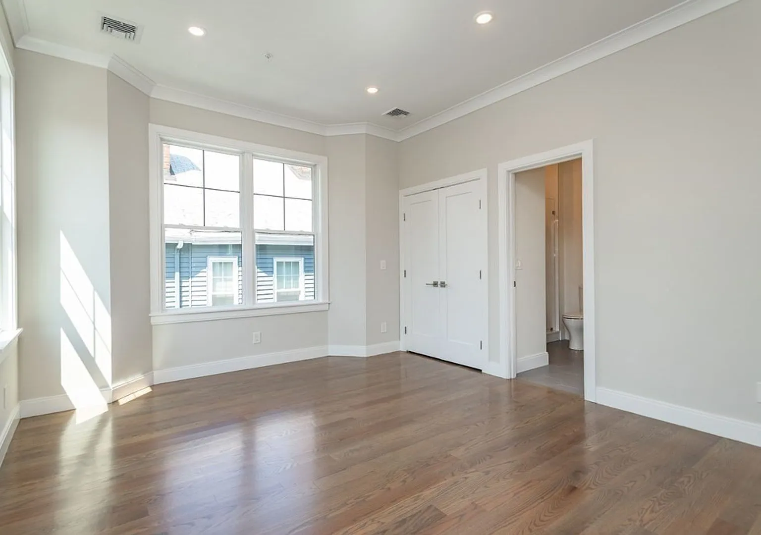 Charming 4 Bedroom — Photo 4