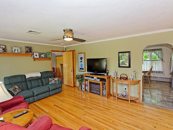 3rd image of 14 Gansevoort Ave