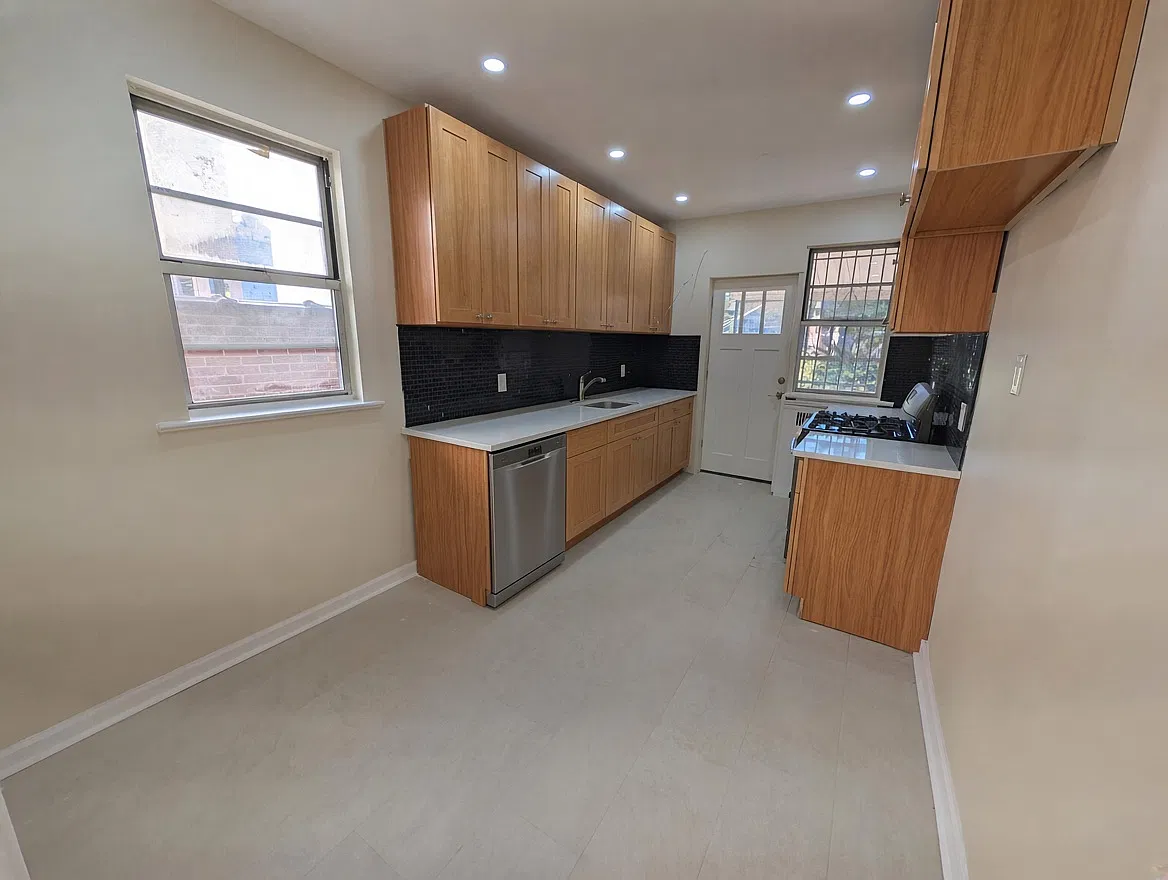 3 bed, 1100 sqft, $3,500 — Photo 2