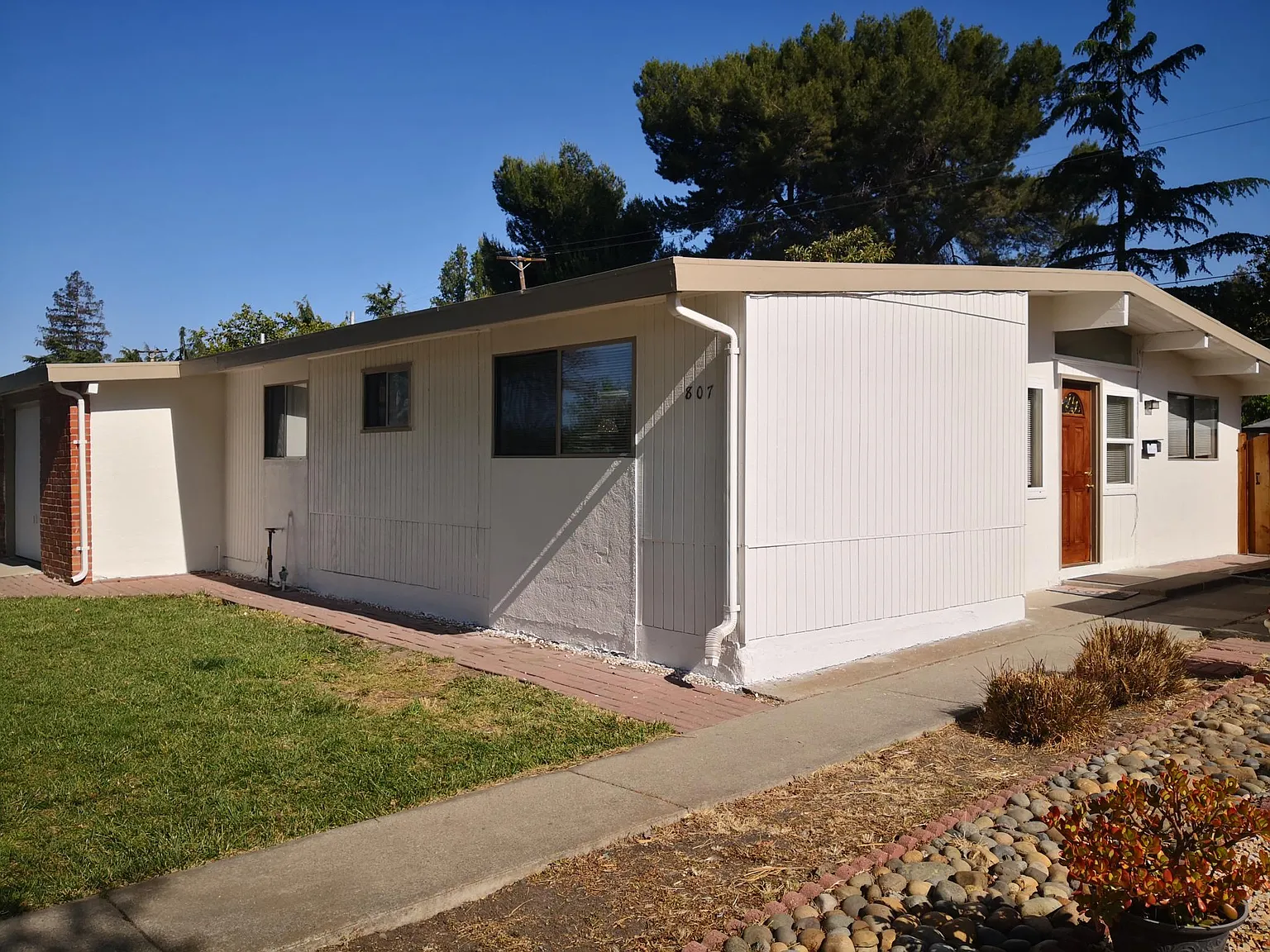 807 Lakehaven Dr — Photo 1