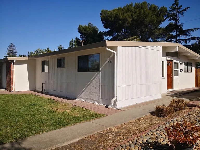 807 Lakehaven Dr — Photo 1
