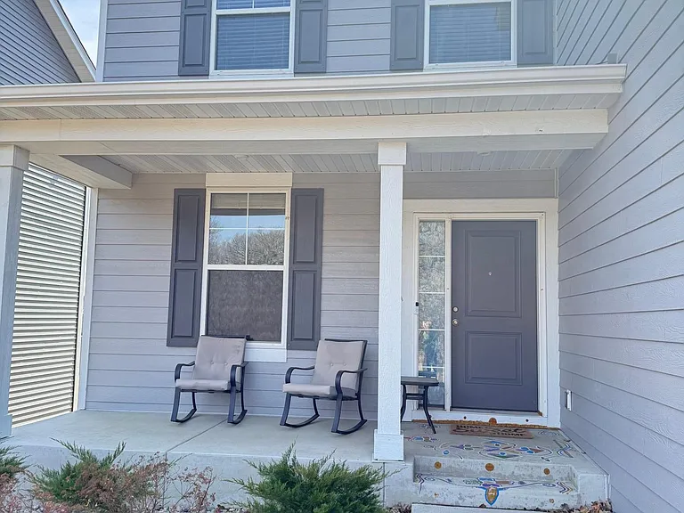 1866 Spring Creek Dr — Photo 2