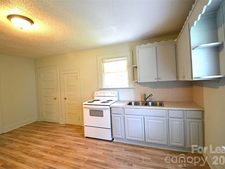 1208 Grace Ave — Photo 8