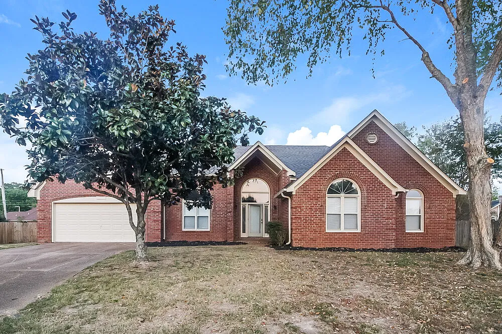 3 bed, 2.0 bath, 2364 sqft, $2,890 — Photo 1