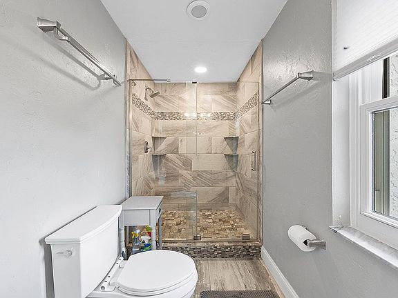 5th image of 17235 Castleview Dr