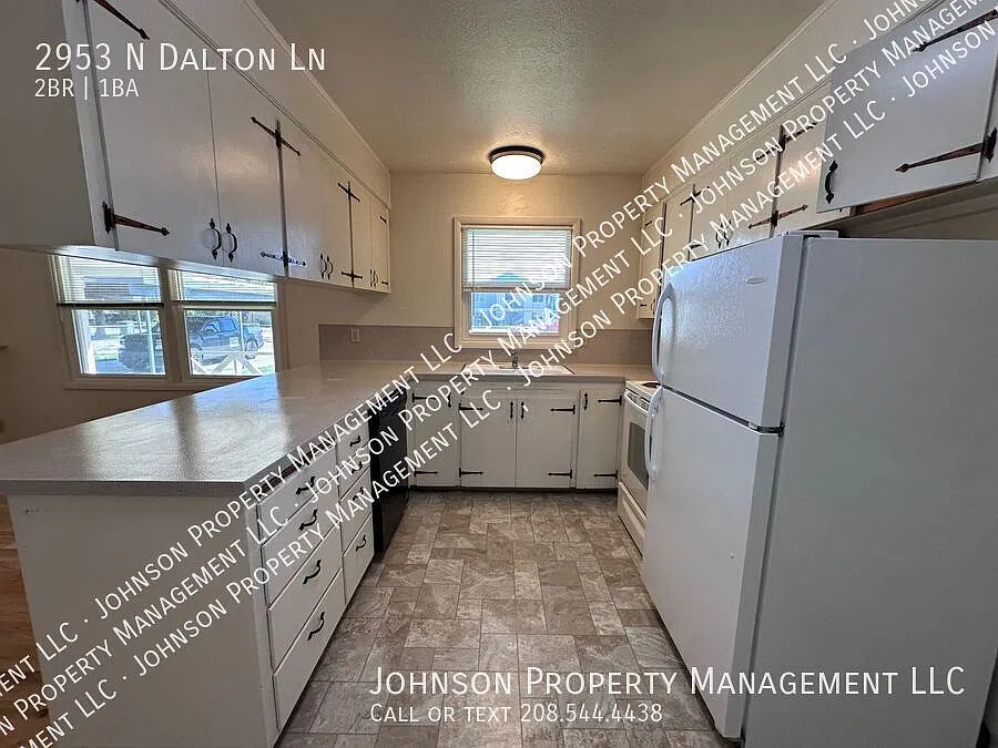 Dalton Lane Duplex, Spacious 2-Bed with Huge Shared Yard and Fireplace! — Photo 3