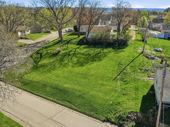 Montcrest St, Dubuque, IA 52001