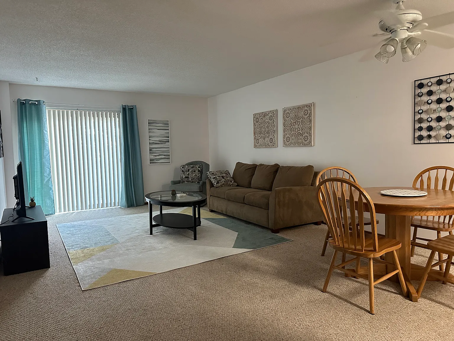 Fully furnished 1 bed 1 bath condo walking distance to United/Childrens. — Photo 4