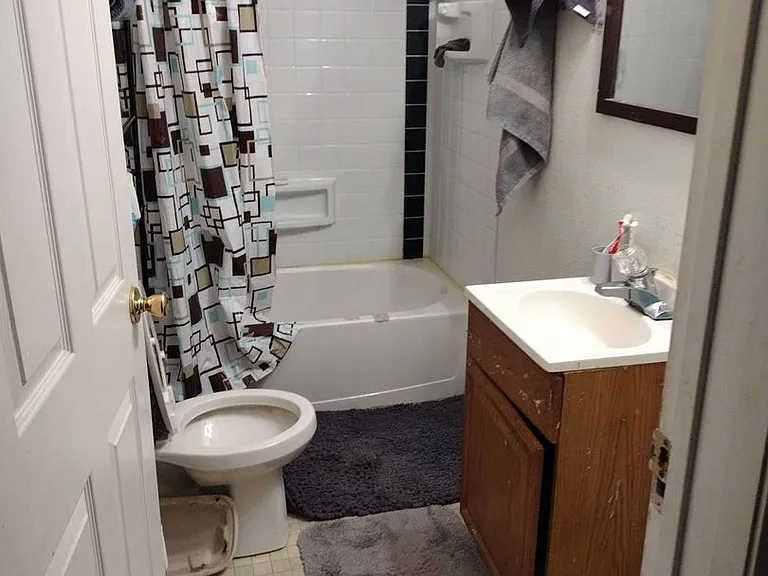 1005 W Kilgore Ave — Photo 5