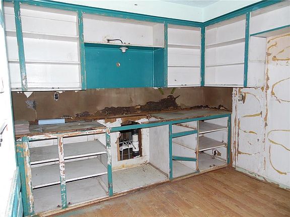 3rd image of 110 W Louisiana Ave