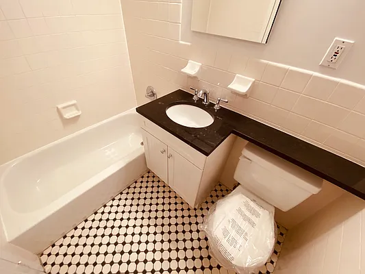 Rented by Metropolis Real Estate of Manhattan | media 28