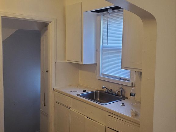 5th image of 18231 Pembroke Ave