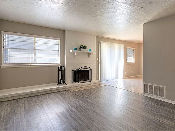 Living room in the 3 bedroom townhouse at Camden Oaks
