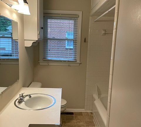 3rd image of 1208 W Pearsall St