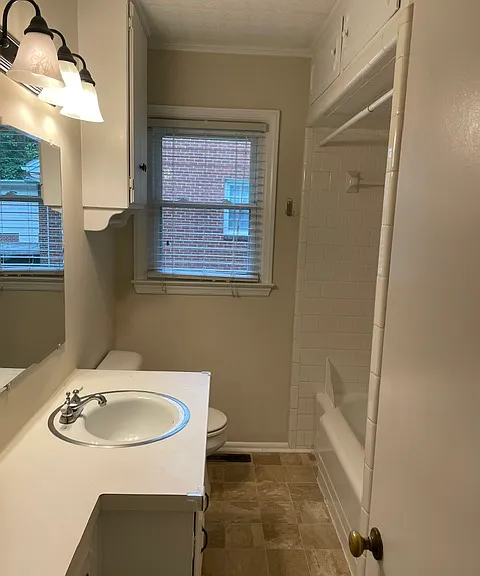 1208 W Pearsall St — Photo 3