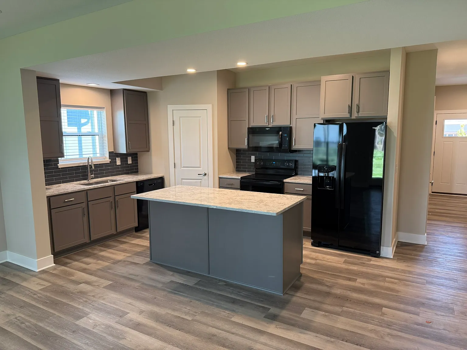 3 bed, 2.5 bath, 1650 sqft, $2,395 — Photo 2
