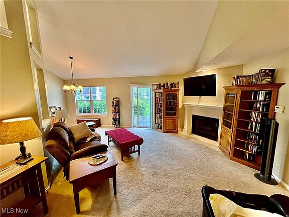 3rd image of 386 Woodside Dr