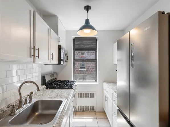 2420 Morris Avenue image 4 of 6