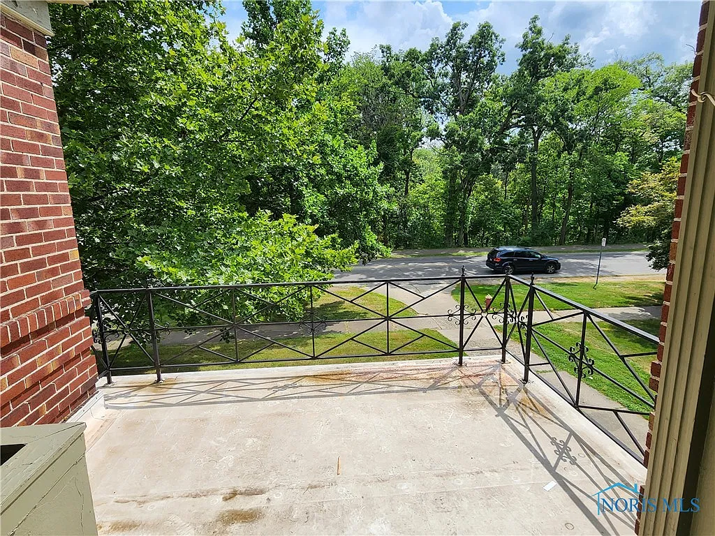 2 bed, 1.0 bath, 1193 sqft, $850 — Photo 2
