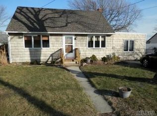 25 Clifton Dr, Patchogue, NY 11772