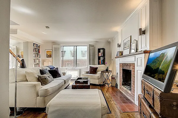 Sold by Redfin Real Estate | media 4