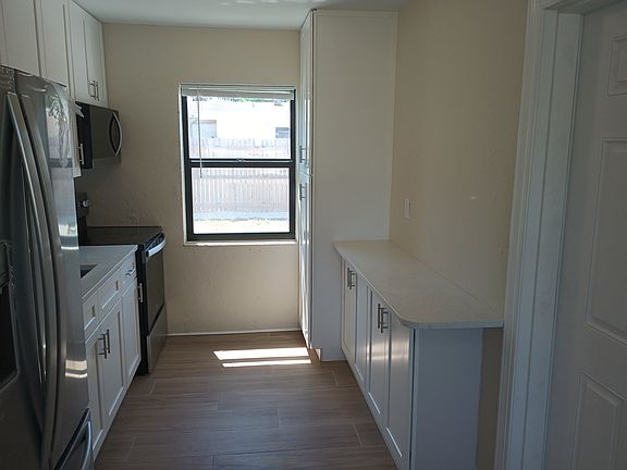 4th image of 2817 NE 12th Ter
