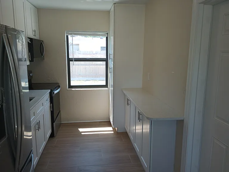 2817 NE 12th Ter — Photo 4