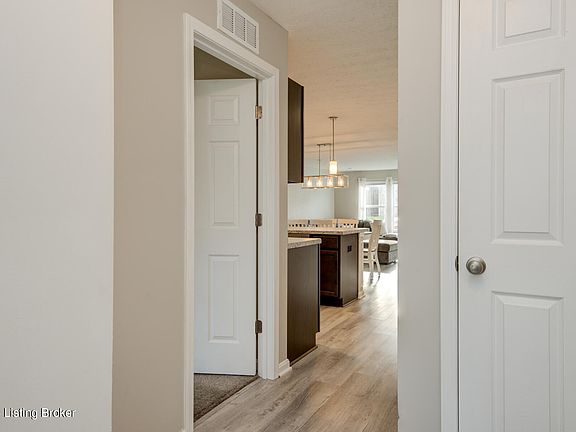 5th image of 232 Mason View Ct