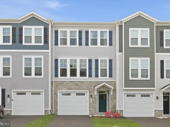 120 Leather Flower Dr, Lake Frederick, VA 22630