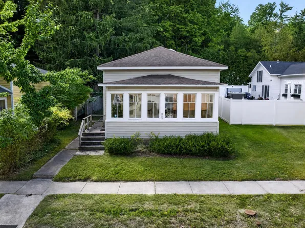 357 N Hancock St, Pentwater, MI 49449