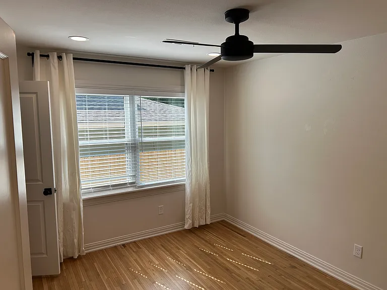 421 W Adams St — Photo 9