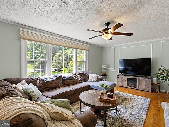 5th image of 805 Rock Ln