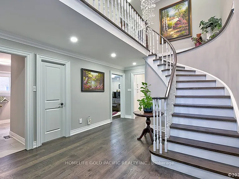 48 Havagal Cres — Photo 5