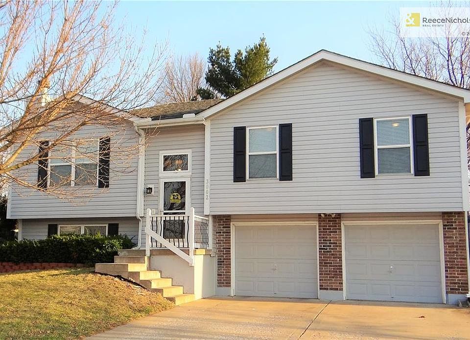 Welcome home to 3002 SW Shadow Brook Drive