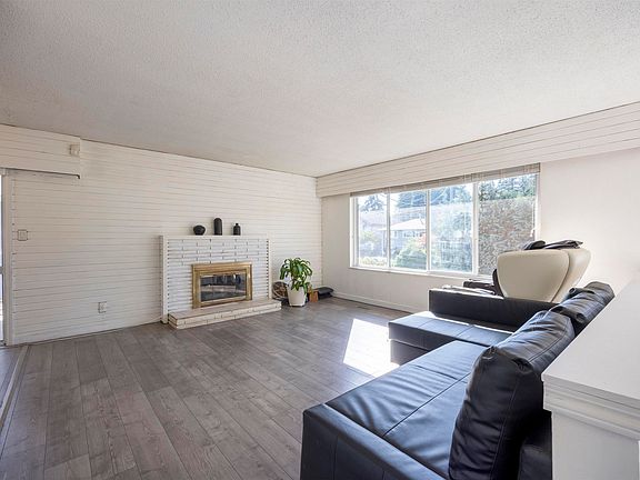 5th image of 3648 Vincent St