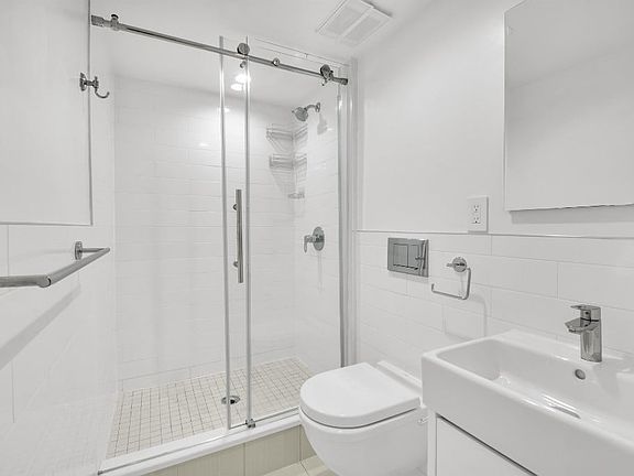 4th image of 220 E 22nd St APT 3E