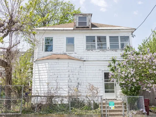 17 Nichols St, Lowell, MA 01851