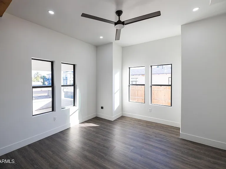 326 N 17th Dr — Photo 20